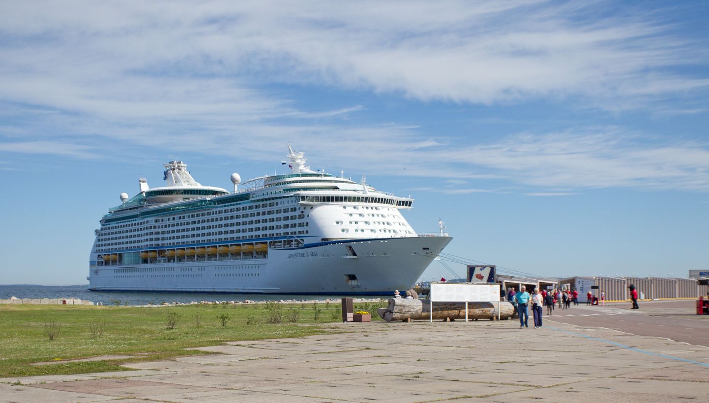 Kruiisilaev Tallinna sadamas. Foto on illustreeriv.