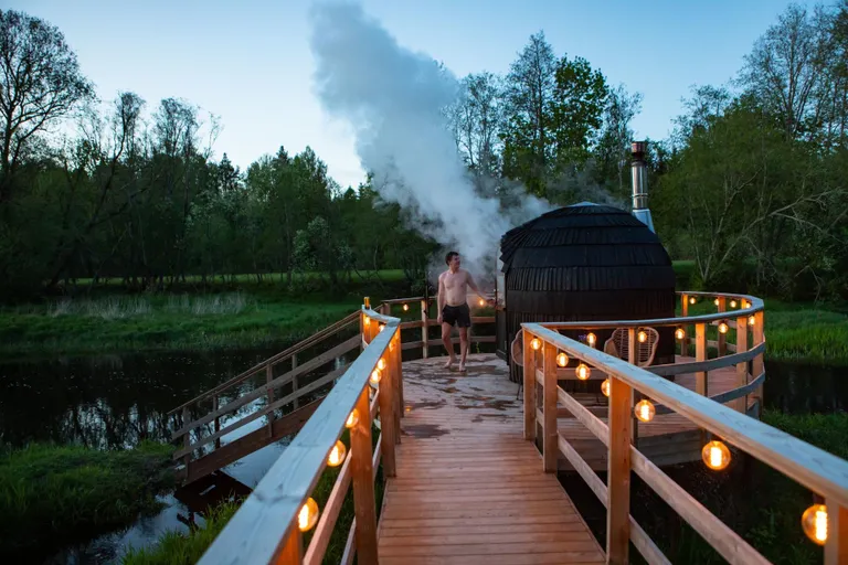 Elamusmajutuse pakkuja pani terrassiga ümbritsetud peegelmaja ja iglusauna 2019. aastal püsti suuremas osas riigimaale.