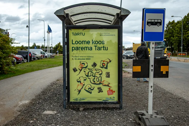Uue visuaalse identiteedi kajastus bussipeatusse paigaldatud reklaamis.