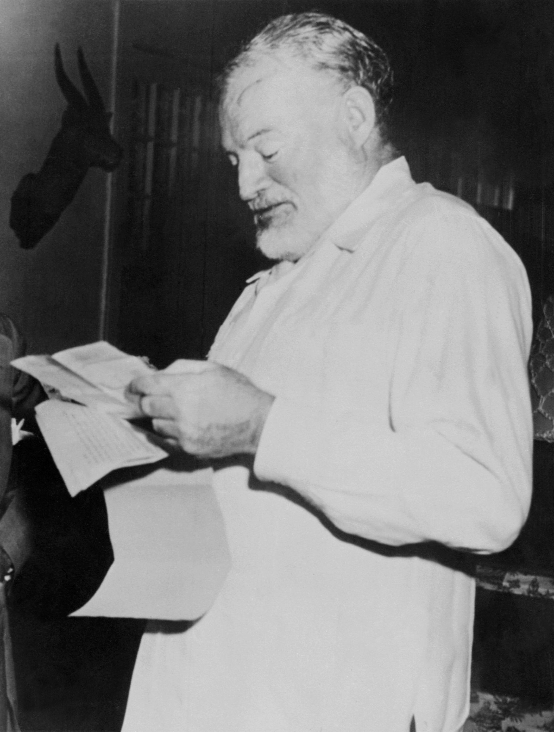 Hemingway 1954. aastal hetkel, kui sai teada, et tema teos "Vanamees ja meri" võitis Pulitzeri.