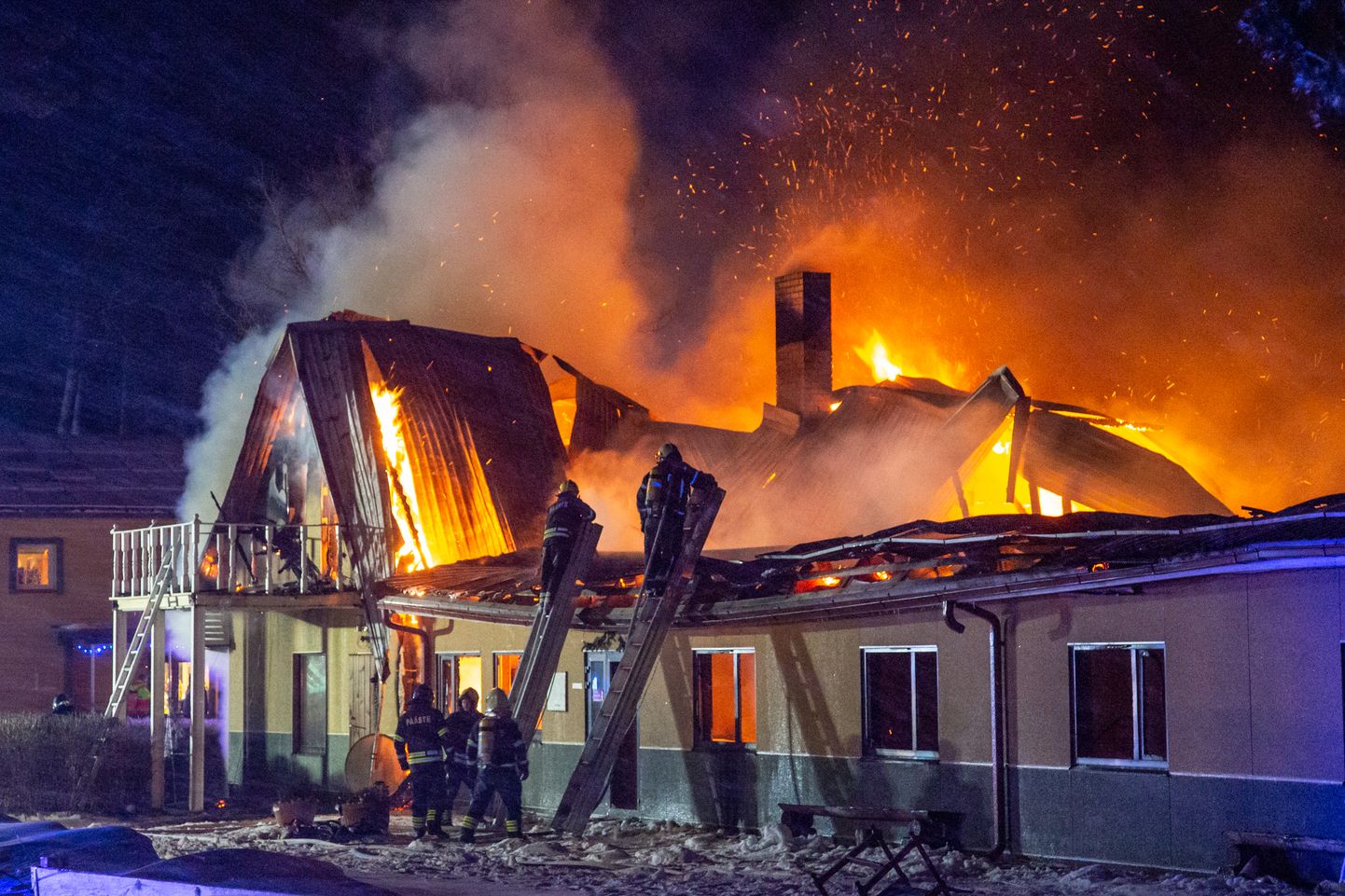 По прибытии спасателей дом уже был охвачен пламенем и спасти его не удалось.