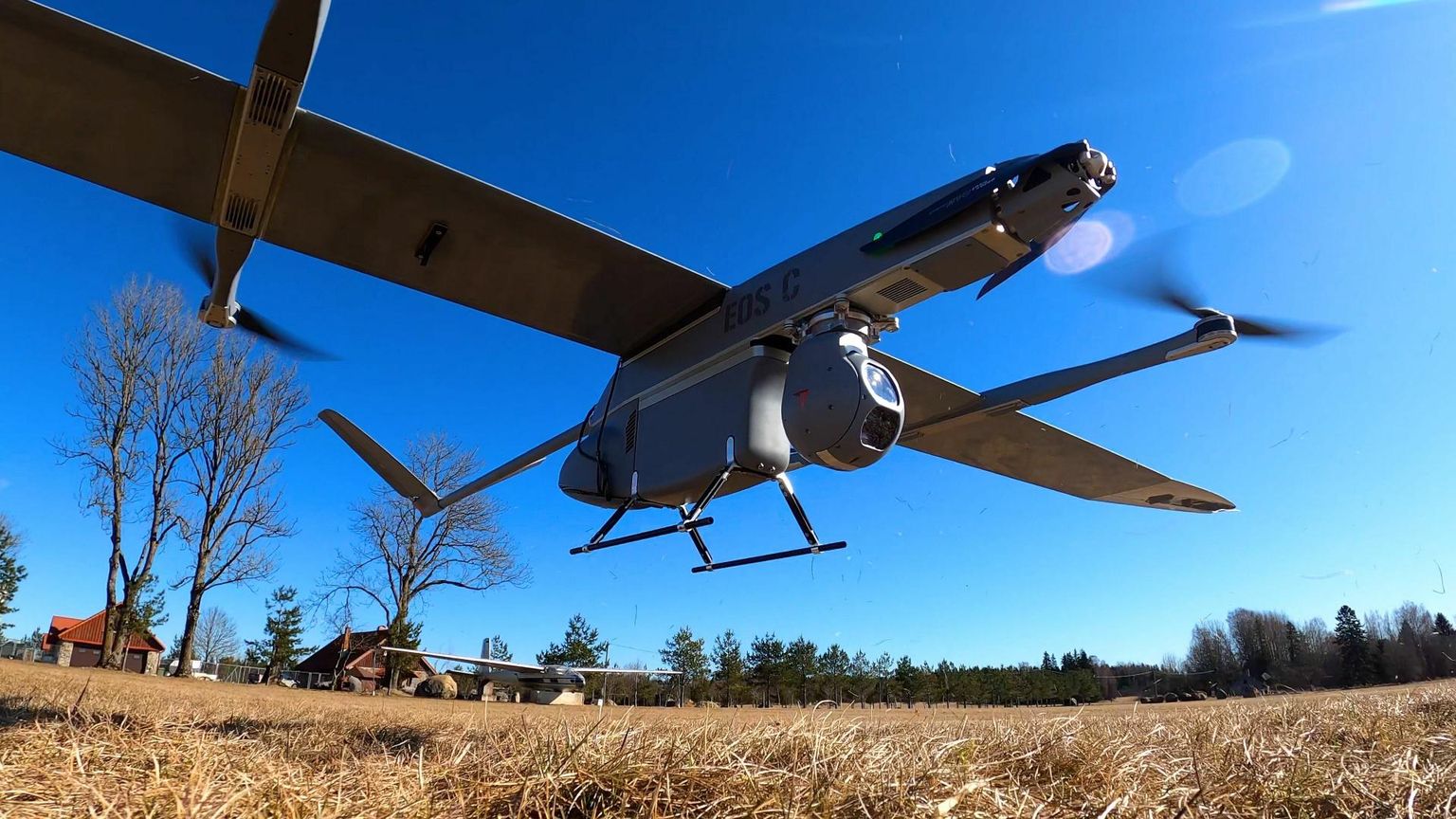 Взлет дрона происходит вертикально с помощью четырех пропеллеров. Уже в воздухе запускается  пропеллер в носовой части и  четыре мотора дрона останавливаются.