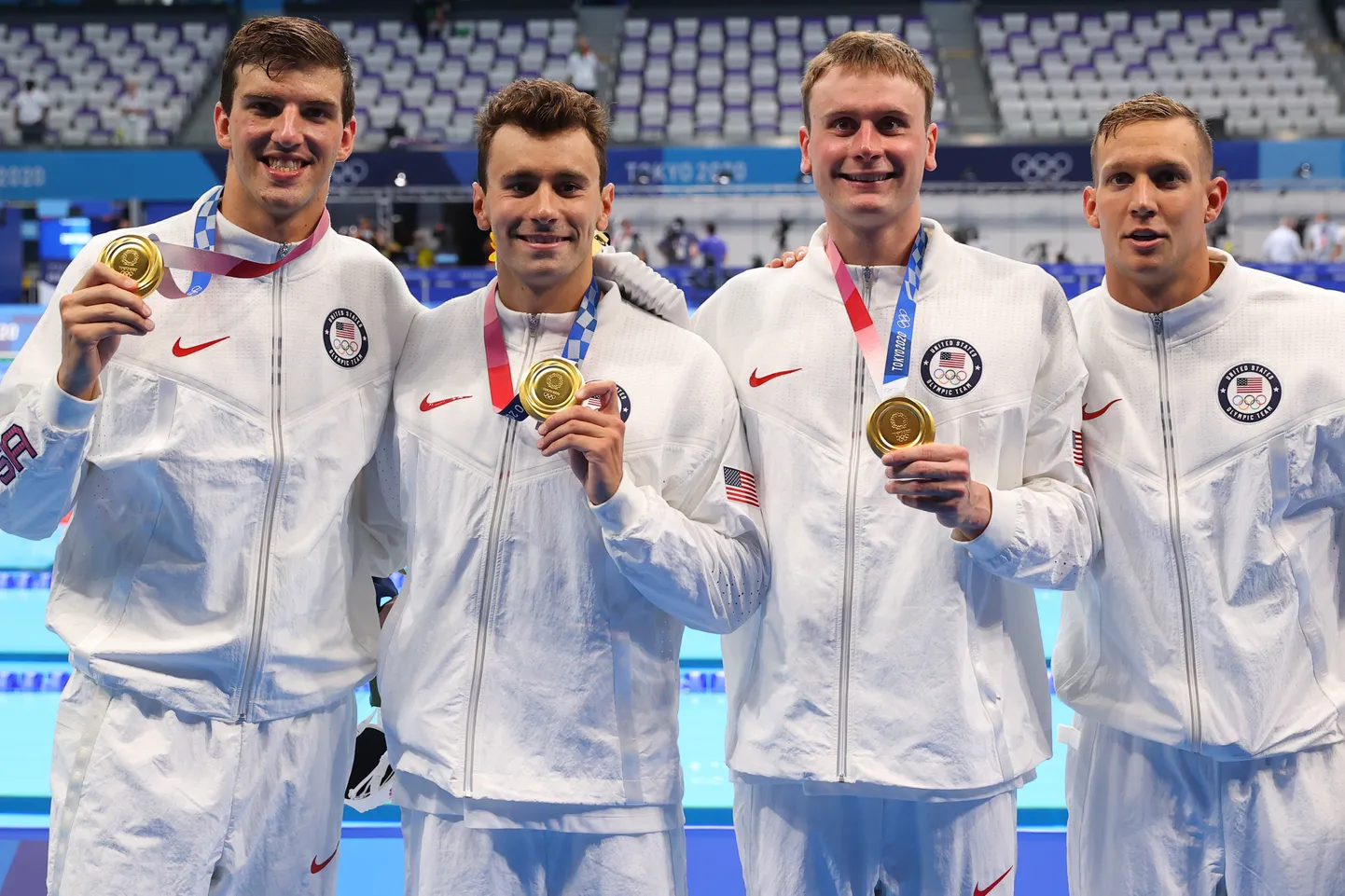 4x100 meetri vabalt ujumises kulla võitnud USA teatenelik. Üks tiim võib koos fotol maskideta poseerida ent erinvate koondiste liikmed ühele poodiumiastmele maskideta astuda ei tohi. Nii mõnelgi sportlasel on see reegel võidujoovastuses ununenud.
