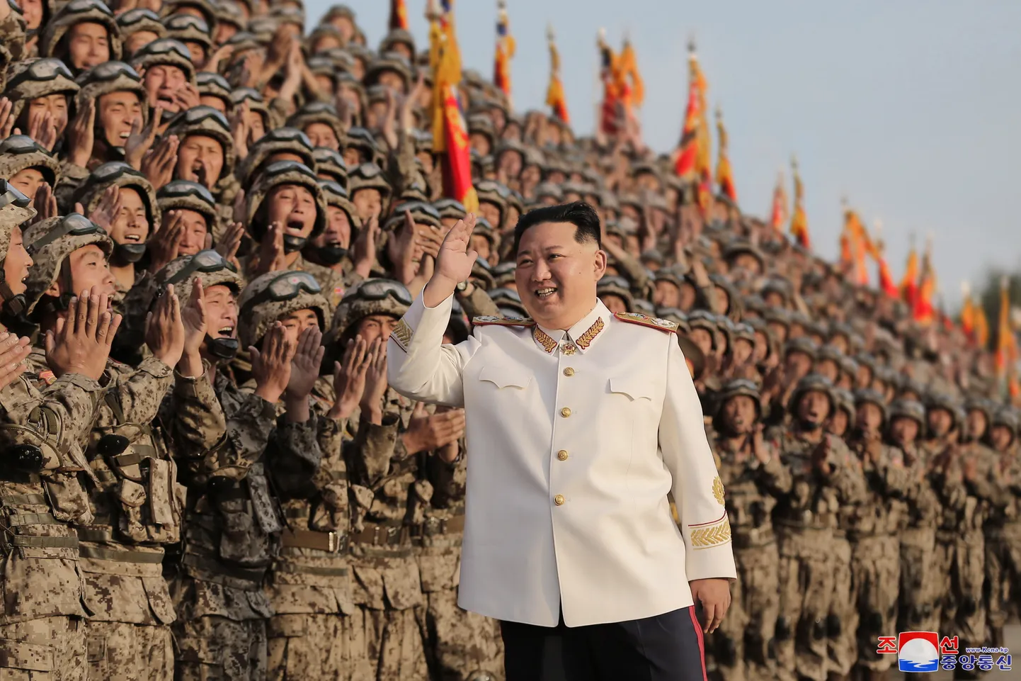 Kim Jong-un sõjaväeparaadil Pyongyangis 27. aprillil 2022. a.