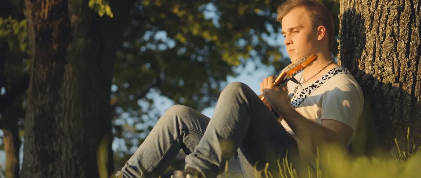 Kaader Tarvo Madseni ja Norman Reinbergi muusikavideost.