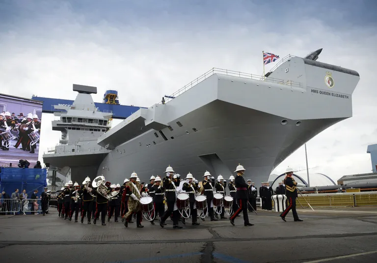 Lennukikandja HMS Queen Elizabeth Rosythis dokis 4. juulil 2014.