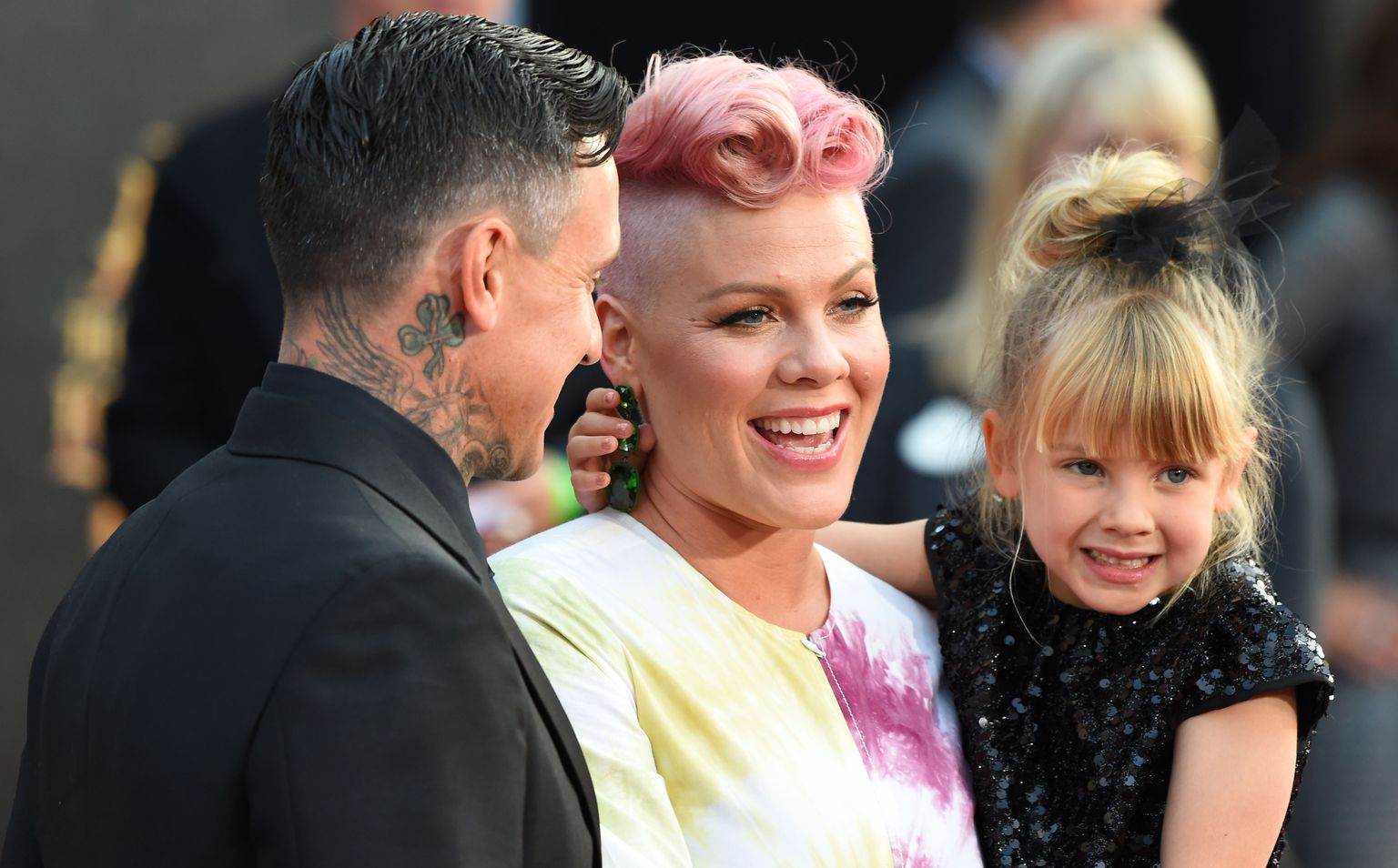 Poplaulja Pink koos oma abikaasa ja tütre Willow Sage Hartiga 2016. aastal. Willow on fotol 6-aastane.