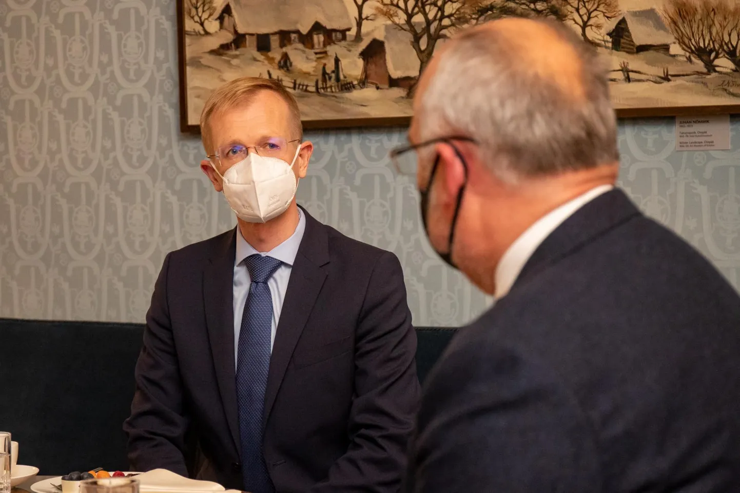 Maskis mitte-lauljad. Kultuuriminister Tiit Terik ja president Alar Karis.
