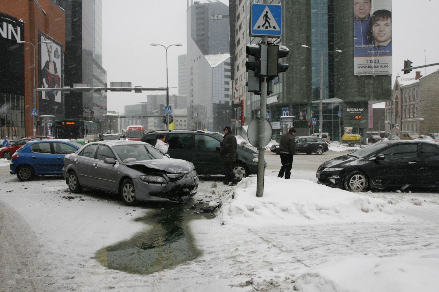 Nelja auto kokkupõrge Tartu maantee ja Liivalaia tänava ristmikul.
