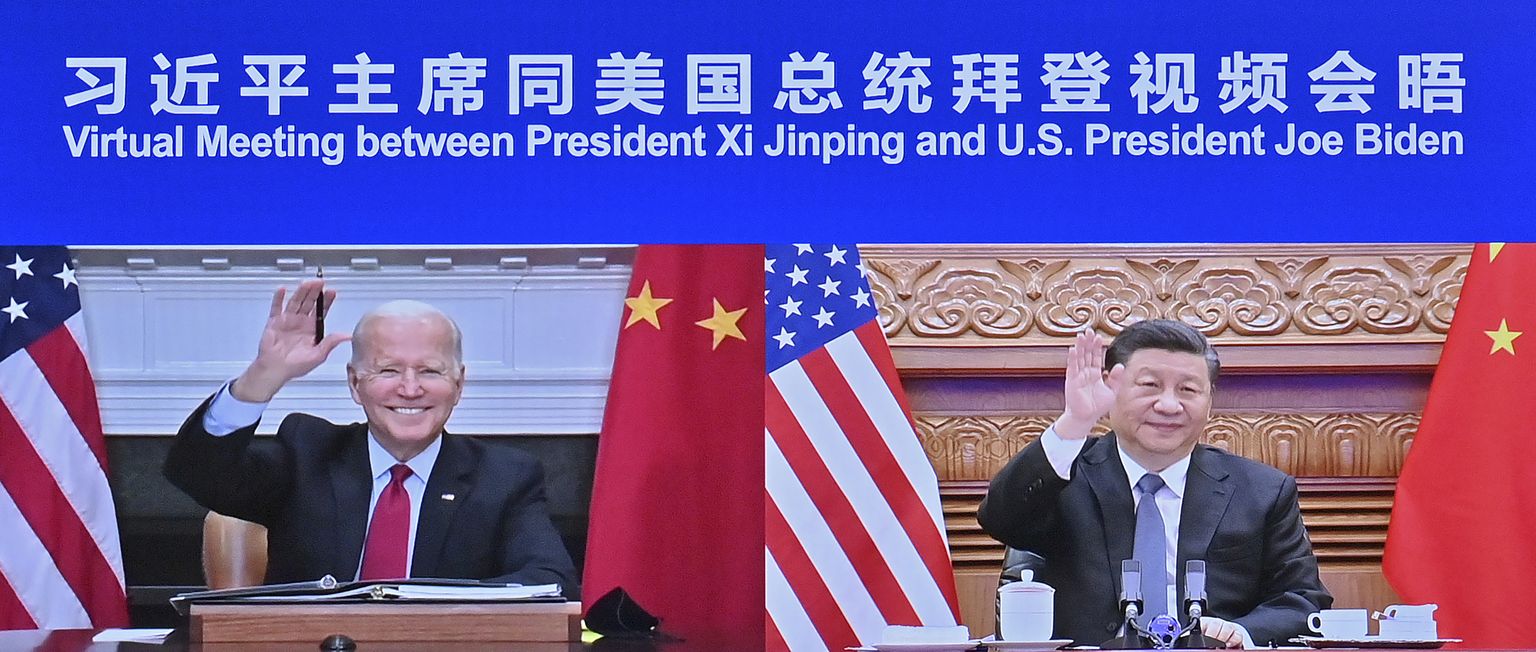 Xi Jinping (paremal) ja USA president Joe Biden videokonverentsil 16. november 2021.