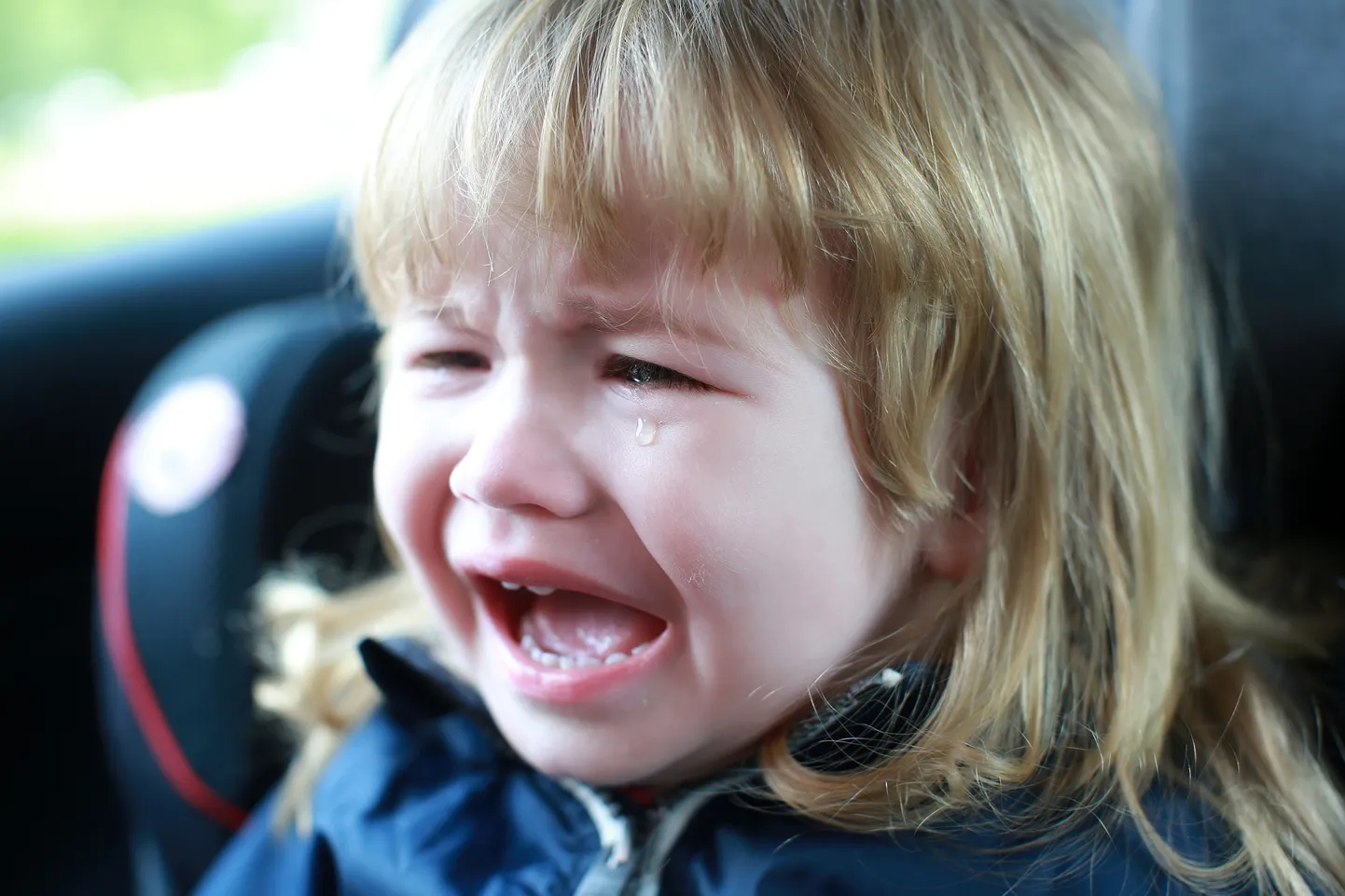 Ребенок плачет в машине. Иллюстративное фото.