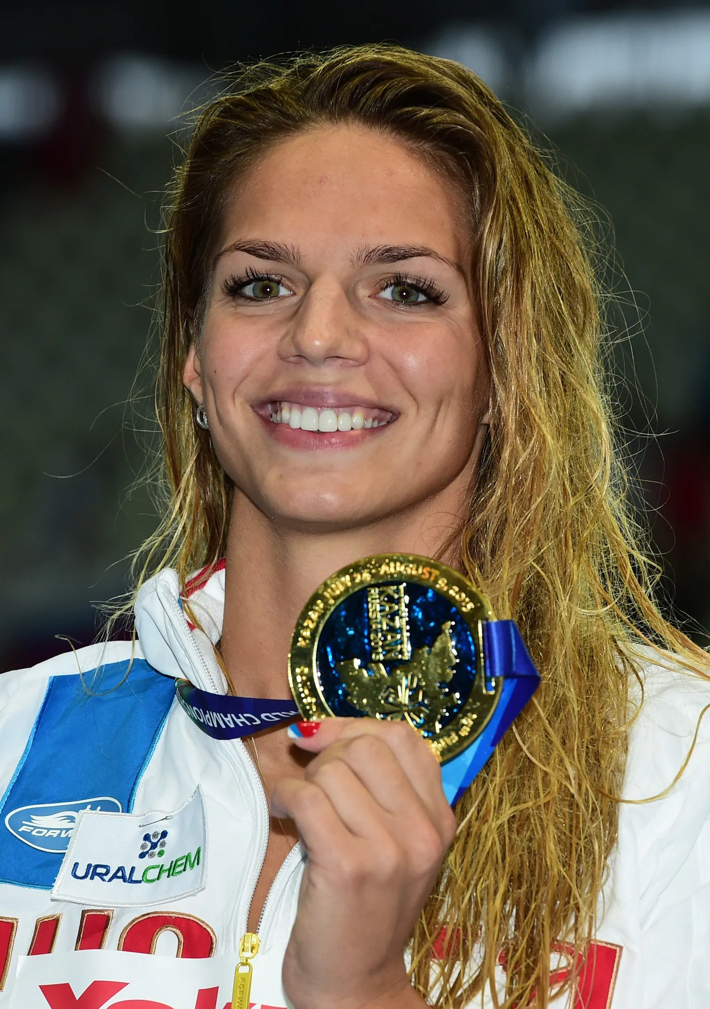 Юлия Ефимова с золотой медалью казанского ЧМ по плаванию.