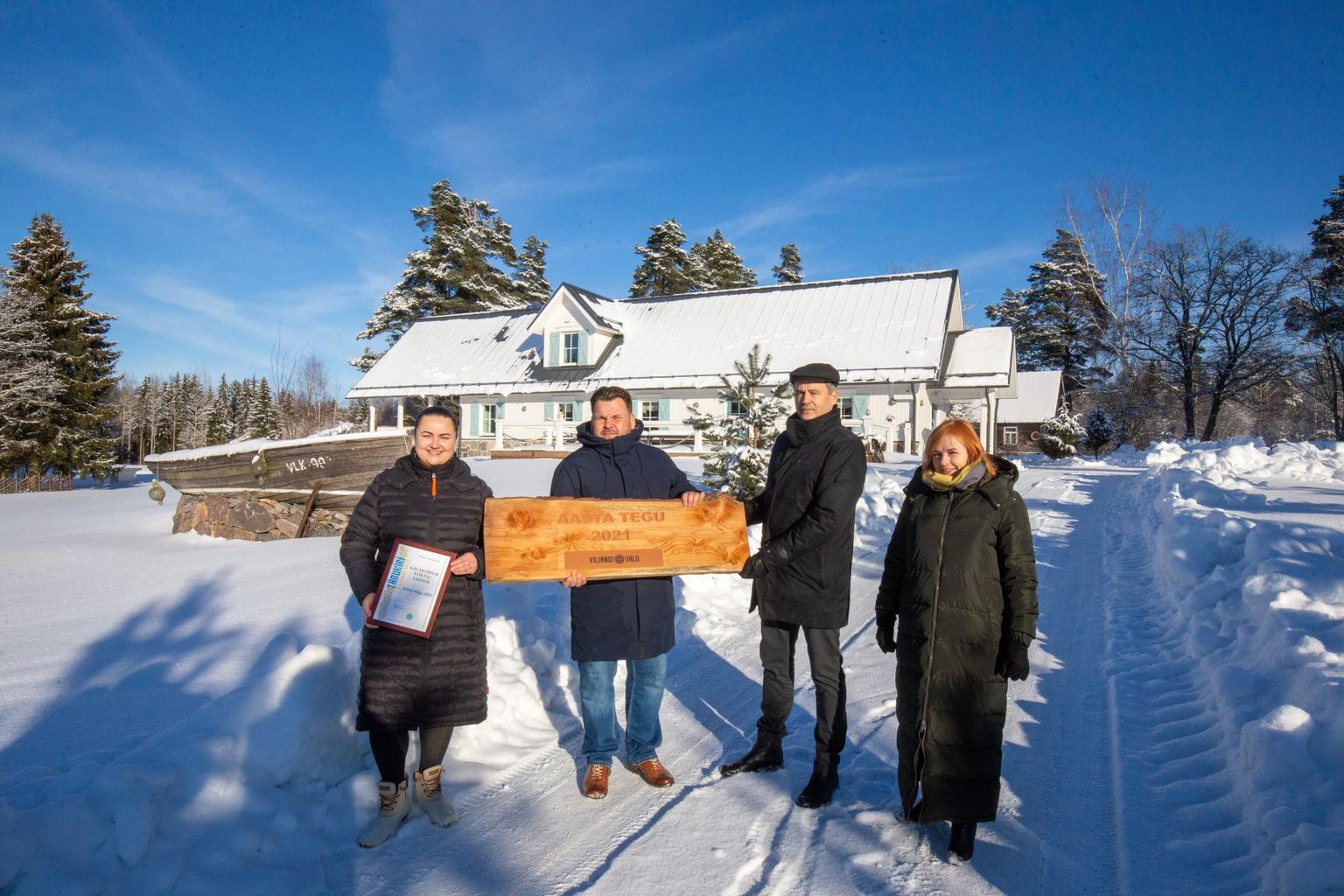 Võrtsjärve kalakohvik nimetati 2021. aasta Viljandi valla aasta teoks. Pildil on kalakohviku pidajad Priit ja Maria Laur, vallavanem Alar Karu ja abivallavanem Irma Väre.
 