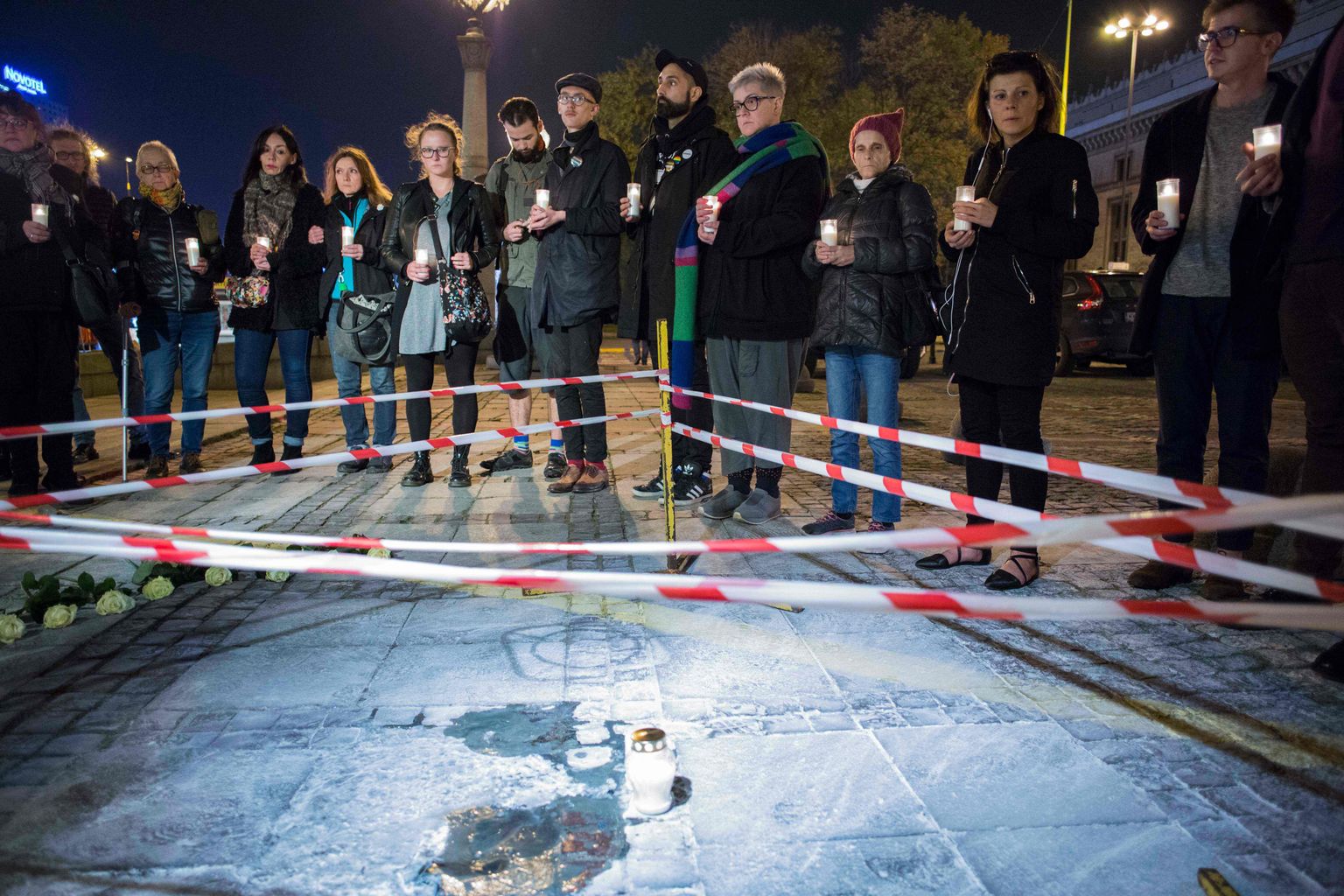 Sündmuskoha ümber kogunenud rahvamass küünaldega.