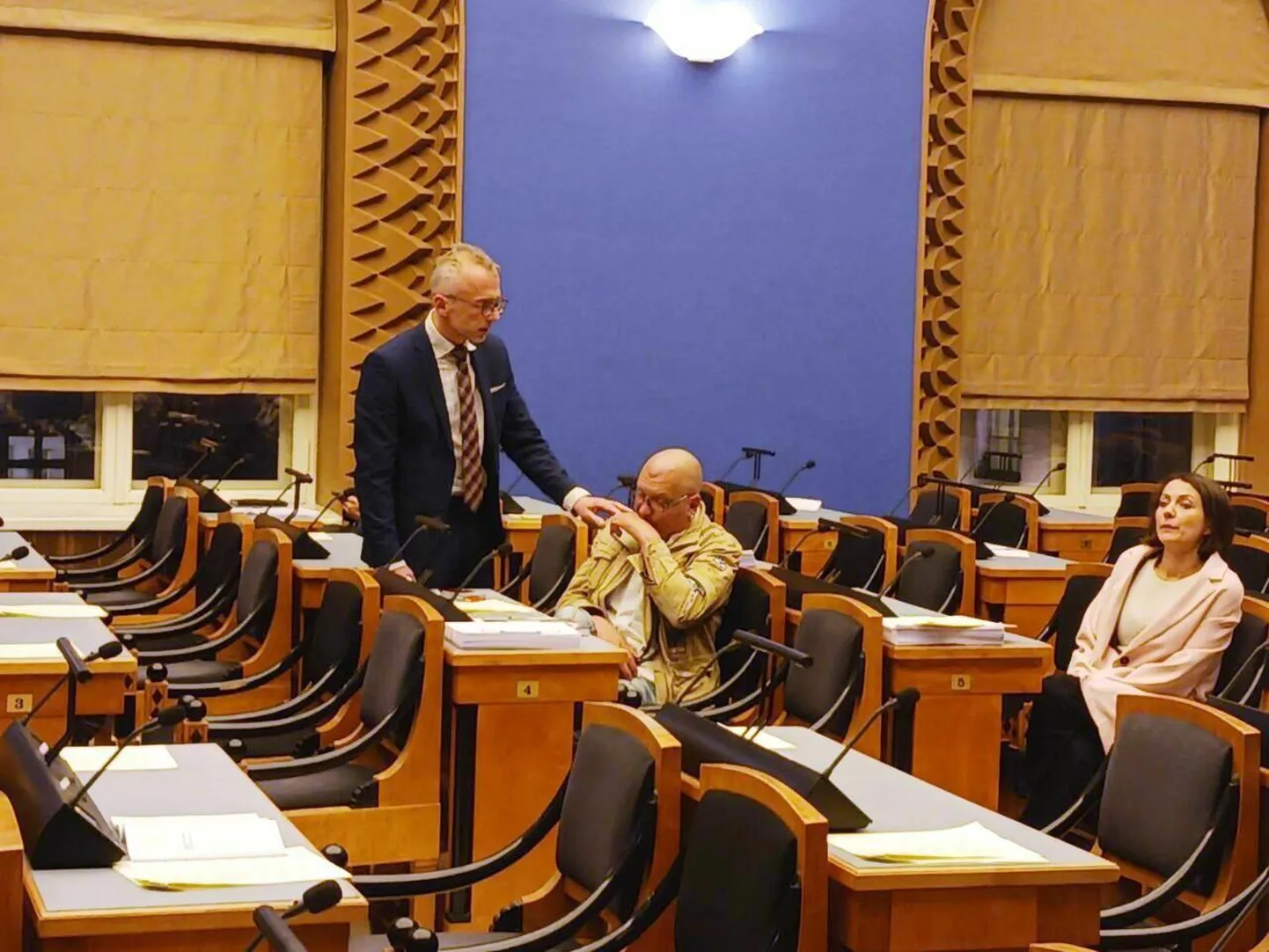 Opositsioonisaadikud pildistasid tukkuvat Juku-Kalle Raidi ja said selle eest istungi juhatajalt noomida. FOTO: Anti Poolamets