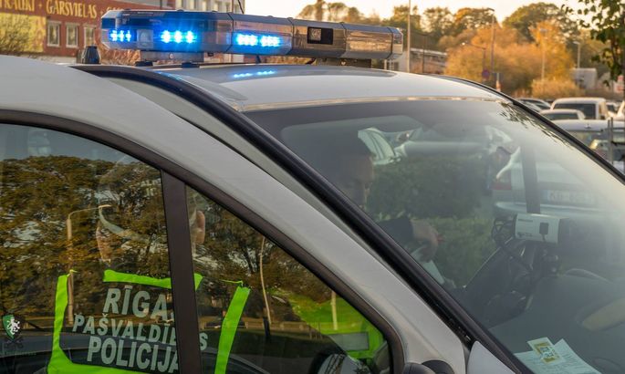 Policisti Dzirciemā risina šķiršanās procesu uzsākušu laulāto konfliktu, kurā iesaistīti mazi bērni