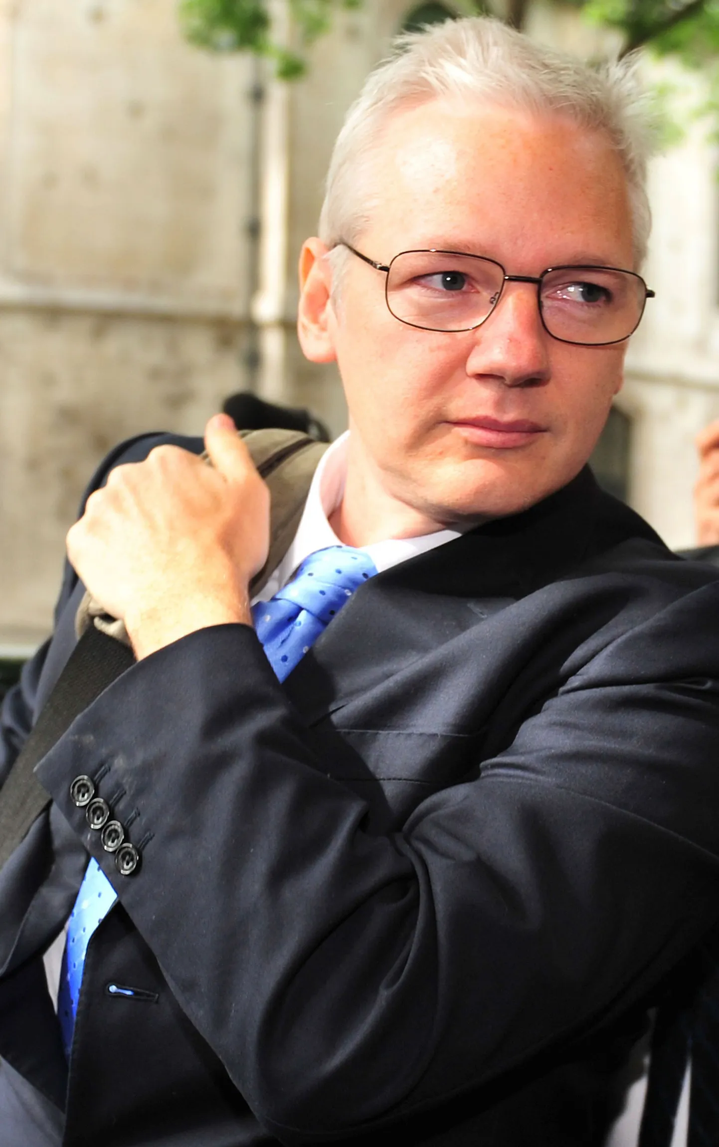 Wikileaksi asutaja Julian Assange saabumas kohtusse