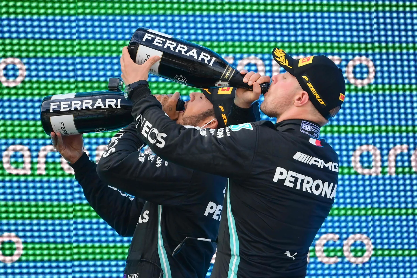 Valtteri Bottas (ees) ja Lewis Hamilton.