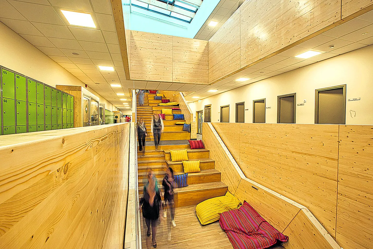 Esimene avalik liginullenergiakool, ArchitekturWerkstatt Vallentini projekteeritud Põlva gümnaasiumi maja avati mullu jaanuaris. Projekti edasi arendanud arhitekt Pille Jänes pööras ekstra tähelepanu õpikeskkonna funktsionaalsusele ning maja energiasäästlikkusele. Kooli ruumide üleminek on sujuv – klassiruumi korrastatus vaheldub mõnusa vahetunni ühisolemisega male, kott-toolide, raamatute või lauatennisega. Euroopa Komisjoni konkursi RegioStars Awards žürii valis Põlva gümnaasiumi maja mullu 24 finalisti hulka.