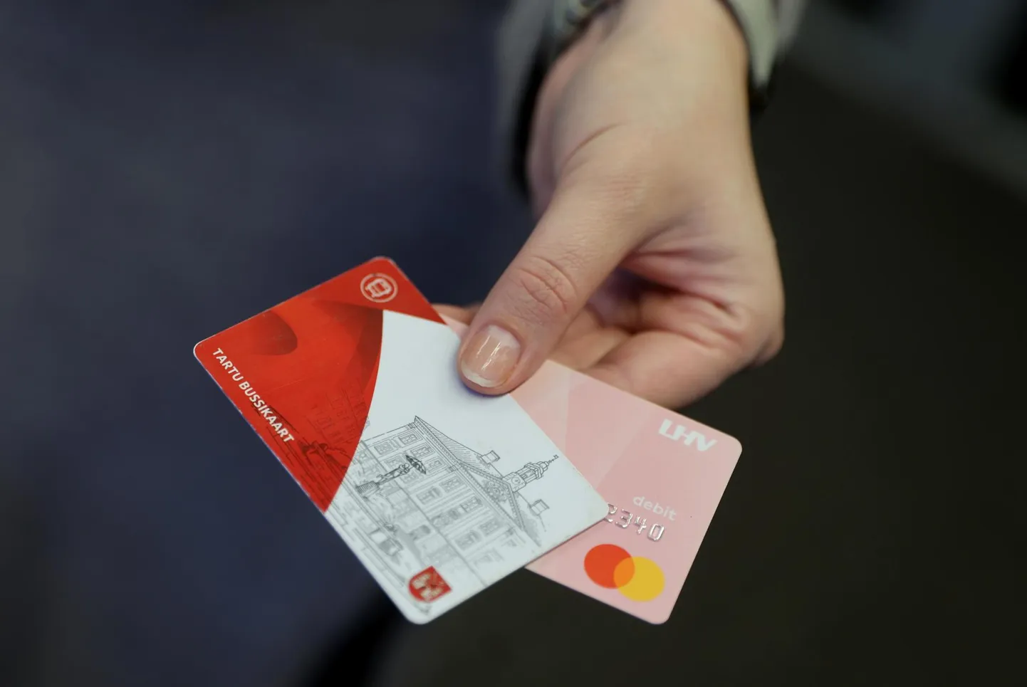 Suvel pidi lisanduma Tartu bussidesse võimalus isikustada ja osta kuupileteid ka pangakaardile, seni pole aga uut süsteemi ellu viidud ja sõita tuleb endiselt bussikaardiga.