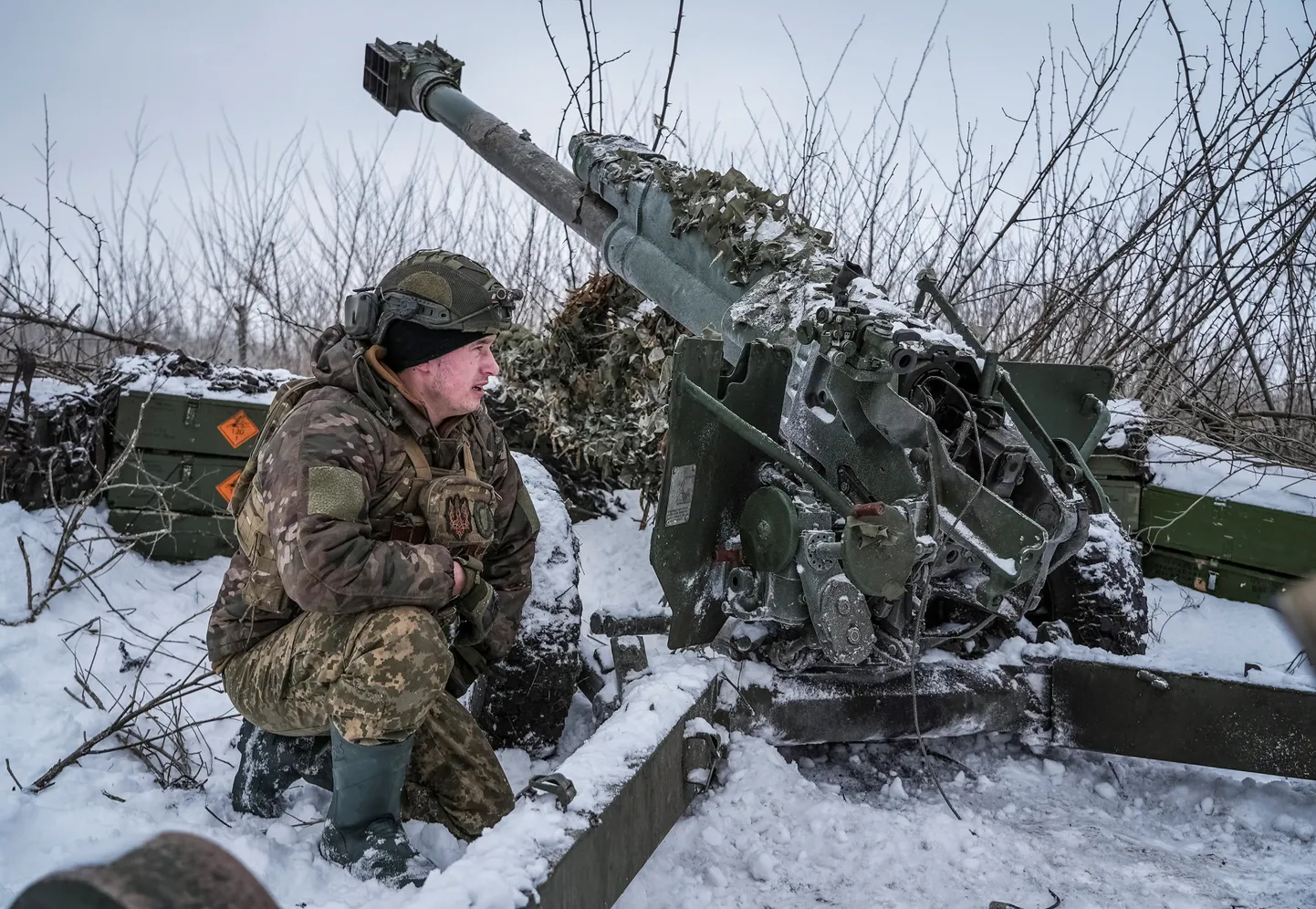 Ukraiņu karavīrs pie 120 mm lielgabala netālu no Bahmutas