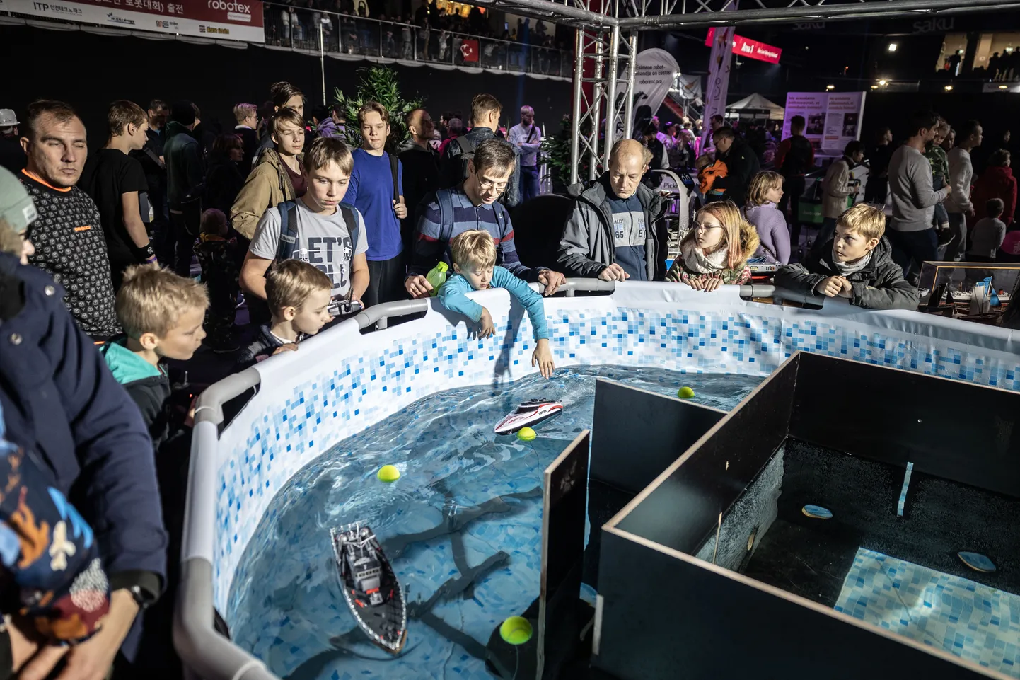 Robotifestival Robotex 2022 Saku Suurhallis on korraldajate sõnul endiselt maailma suurim. Robotid võistlevad kümnetel erinevatel aladel ja kogu seda melu ümbritseb ka robootikanäitus ja toimuvad töötoad, kus saab isegi midagi meisterdada.