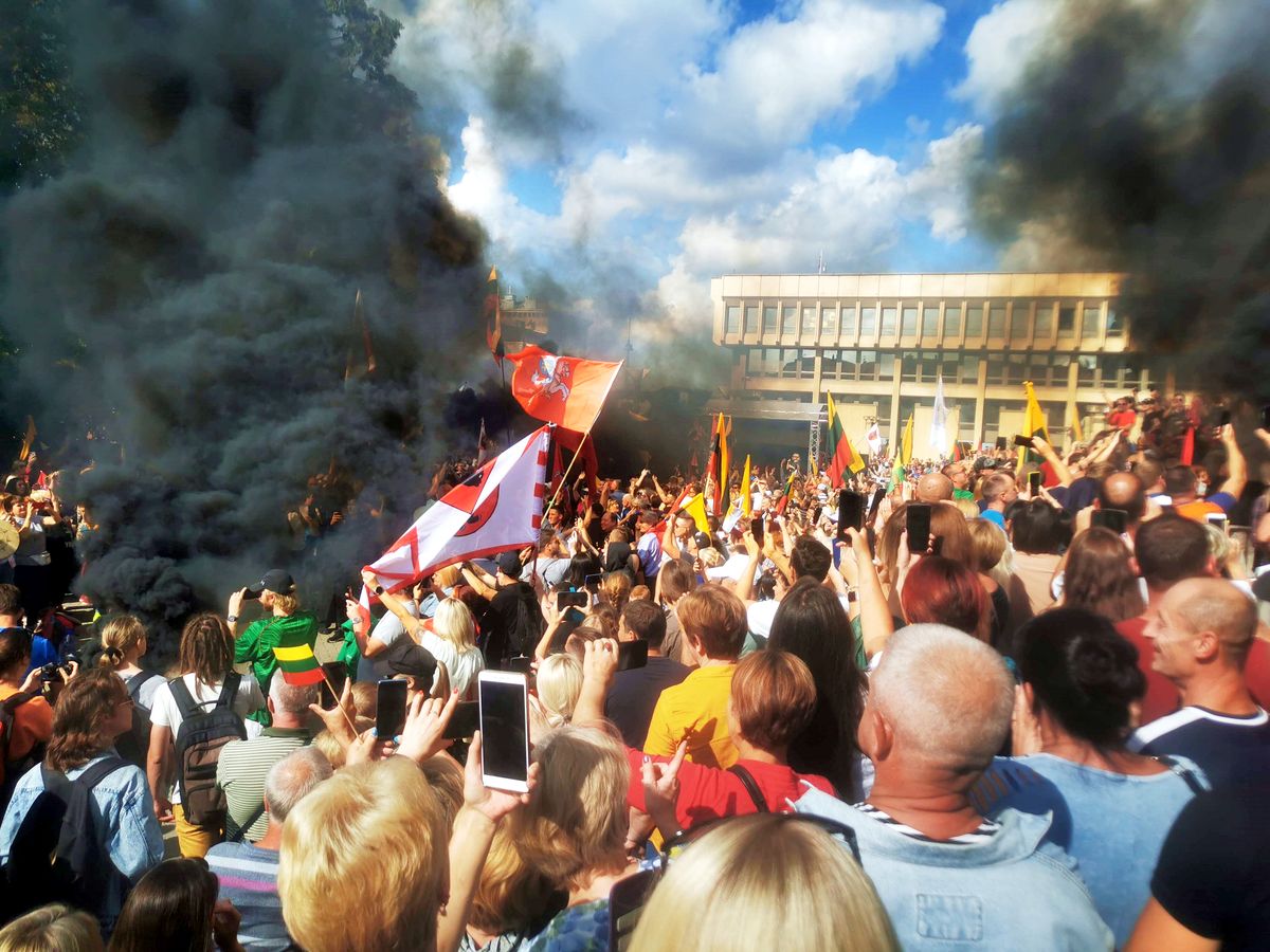 Митинг против ограничительных мер 10 августа в Вильнюсе, который в итоге перерос в массовые беспорядки и столкновения с полицией