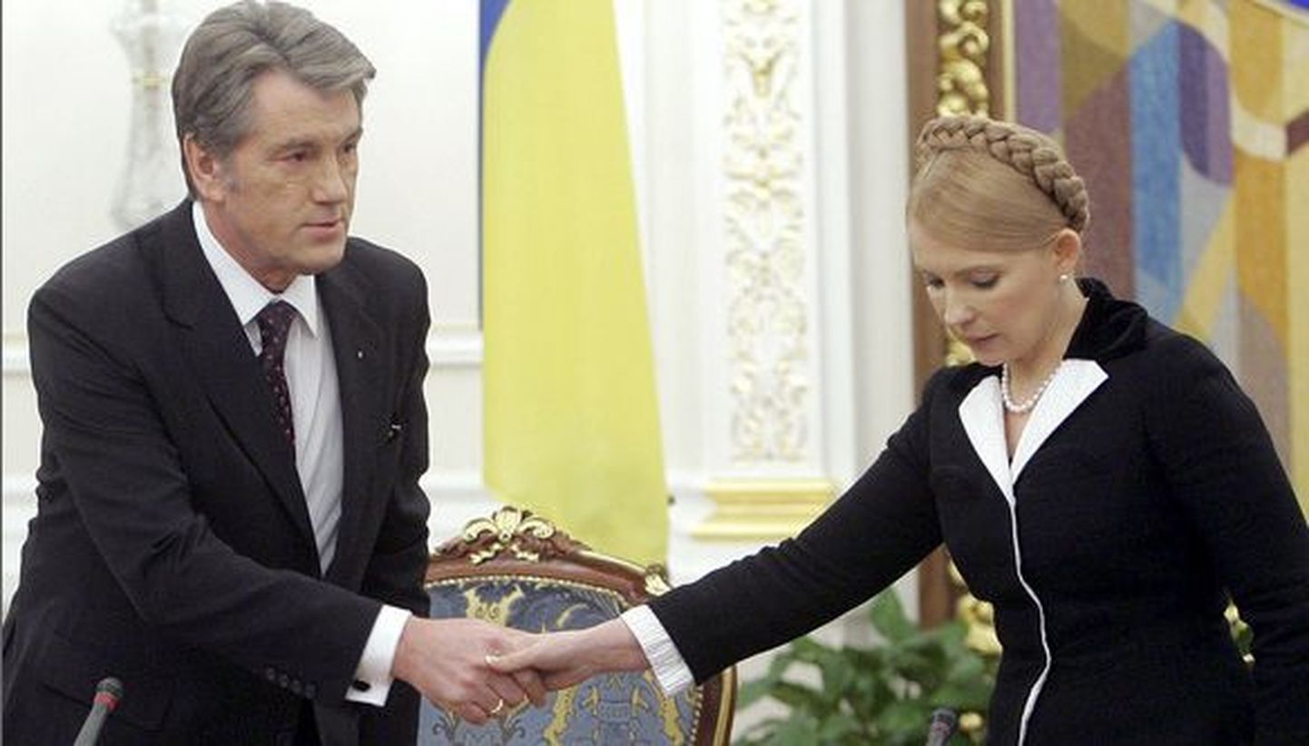 Тимошенко и Ющенко сдержанно здороваются перед заседанием Совбеза.