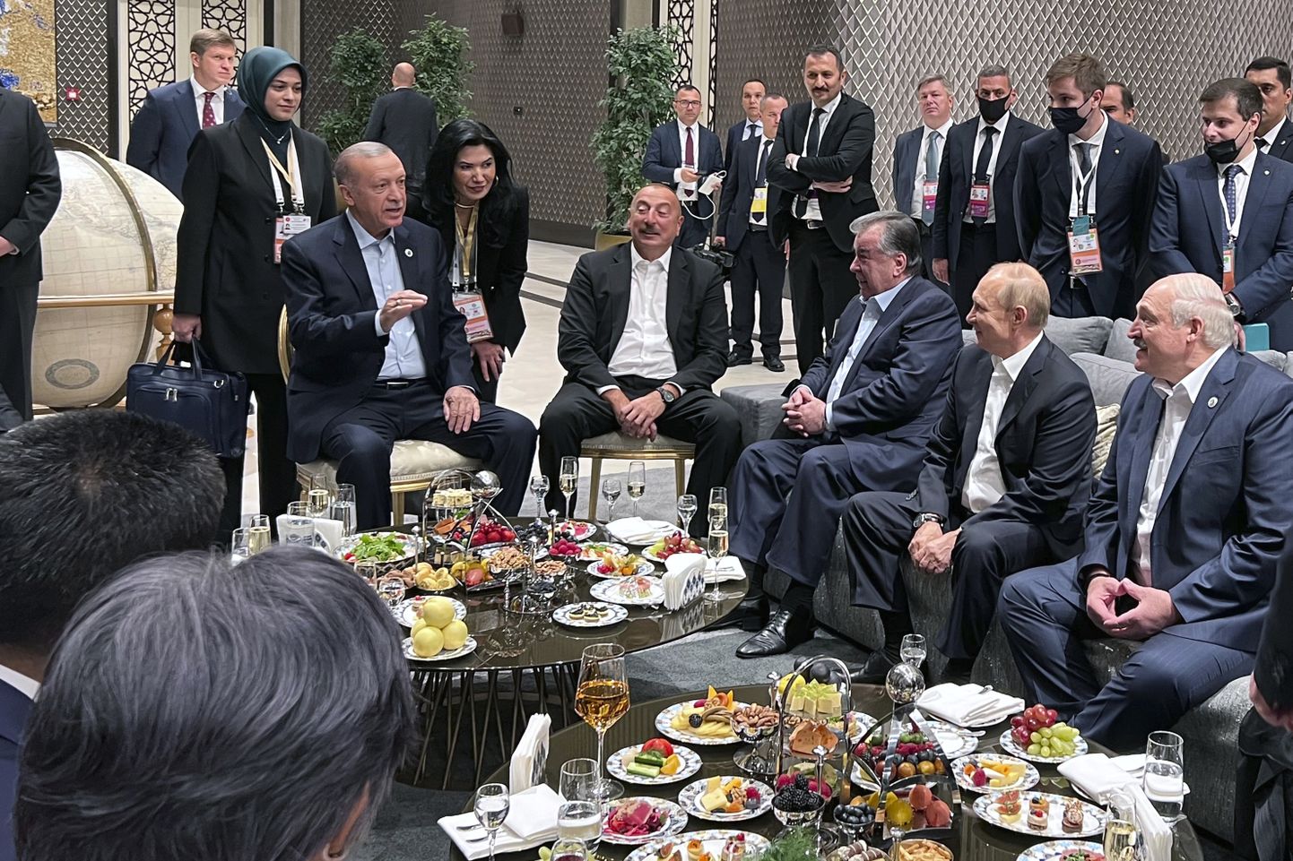 Türgi president Recep Tayyip Erdoğan jutustab, kuulavad Aserbaidžaani riigipea Ilham Alijev, SCO tippkohtumise võõrustajamaa Usbekistani president Shavkat Mirzijojev, Vene riigipea Vladimir Putin, Valgevene liider Aleksander Lukašenko ja Iraani president Ebrahim Raisi.