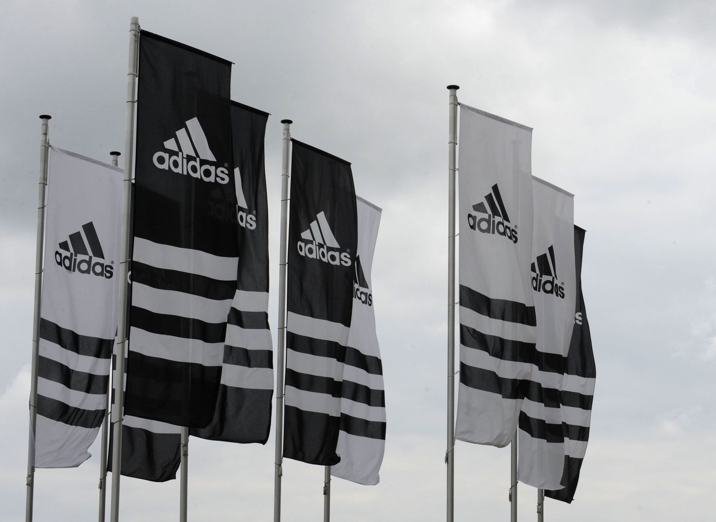 Lipud Adidase peakontori ees Saksamaal
