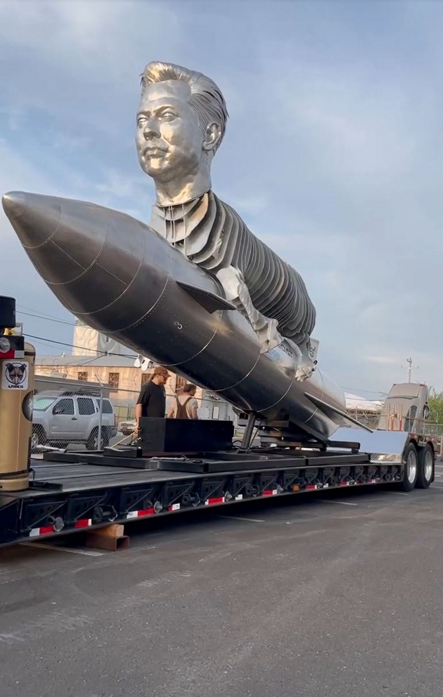 Pildil fännide poolt Elon Muski auks kujundatud monument.
