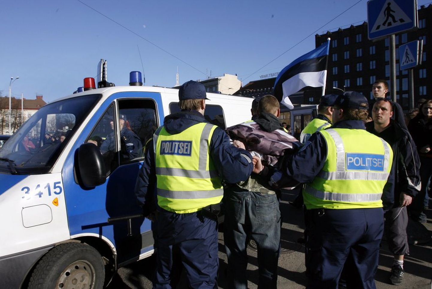 Eesti politsei rahustab mürgeldajaid Tallinnas Vabaduse väljakul.