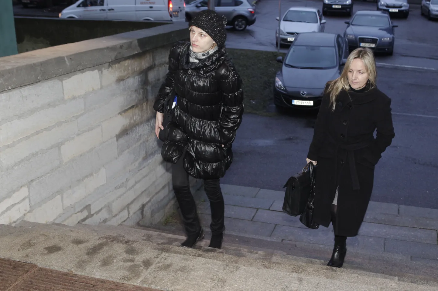 Prokurörid Laura Feldmanis (vasakul) ja Inna Ombler Harju maakohtu trepil.