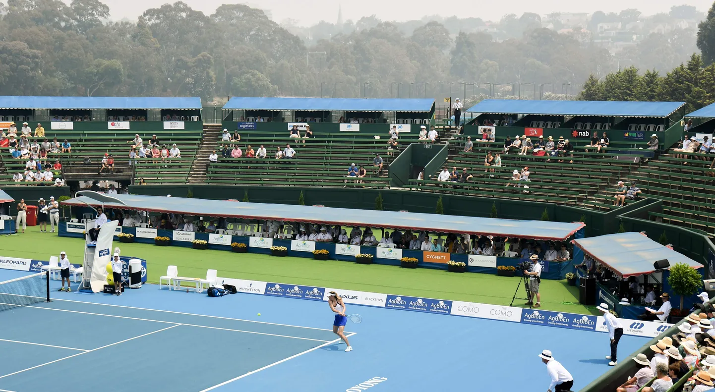 Kooyongi turniiri tenniseareeni ümbrus on suitsust hall. Palli on löömas Maria Šarapova.