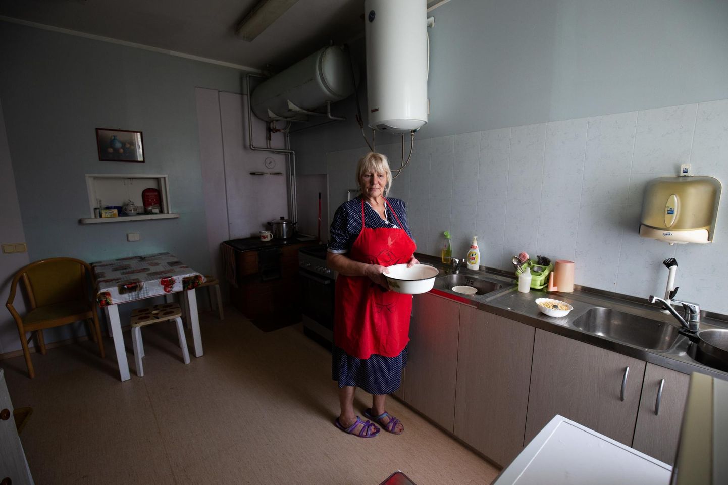 Kõpu hooldekodu hooldaja Helju Uibo kasutas eile päeval valget aega, et köögis puuküttega pliidil (nurgas selja taga) süüa teha ja nõusid pesta.