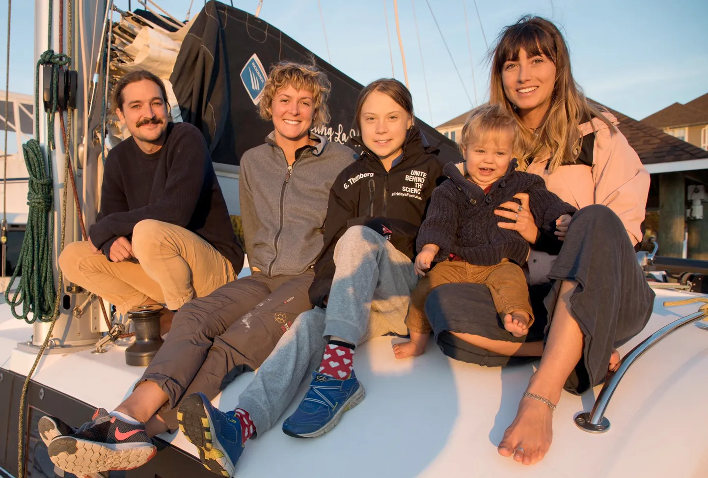Greta Thunberg katamaraan La Vagabonde'il koos Riley Whitlumi (vasakul), Elayna Carausu (paremal), nende 11-kuuse poja Lenny ning briti purjetaja Nikki Hendersoniga (Greta kõrval). Reisil on kaasas ka Greta Thunbergi isa Svante Thunberg.