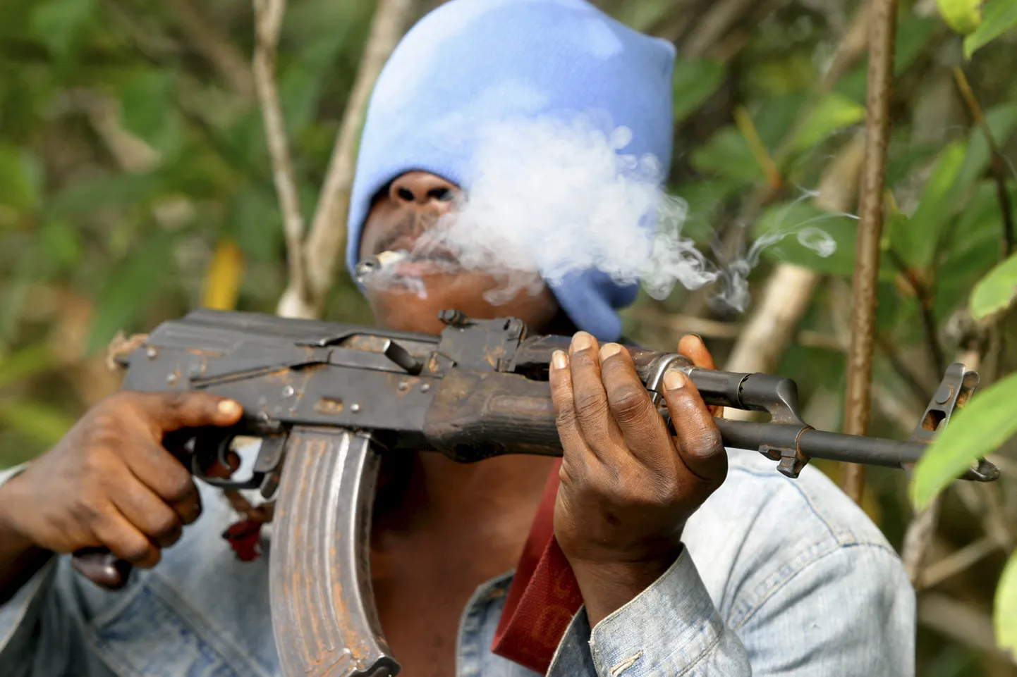 Terrorist AK47ga Nigeri deltas juulis 2008. Piirkond on rahutu ja seal võimutsevad erinevad sõjalised ja bandiitlikud grupeeringud.