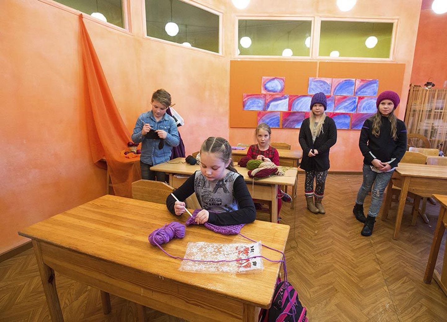 Viljandi waldorfkoolis õpib 87 last. Pildil on kolmanda klassi õpilased (vasakult) Markus Järvsoo, Lisette Palumäe, Marta Järve, Marii Tammemäe ja Emma-Lovise Kivilaan.