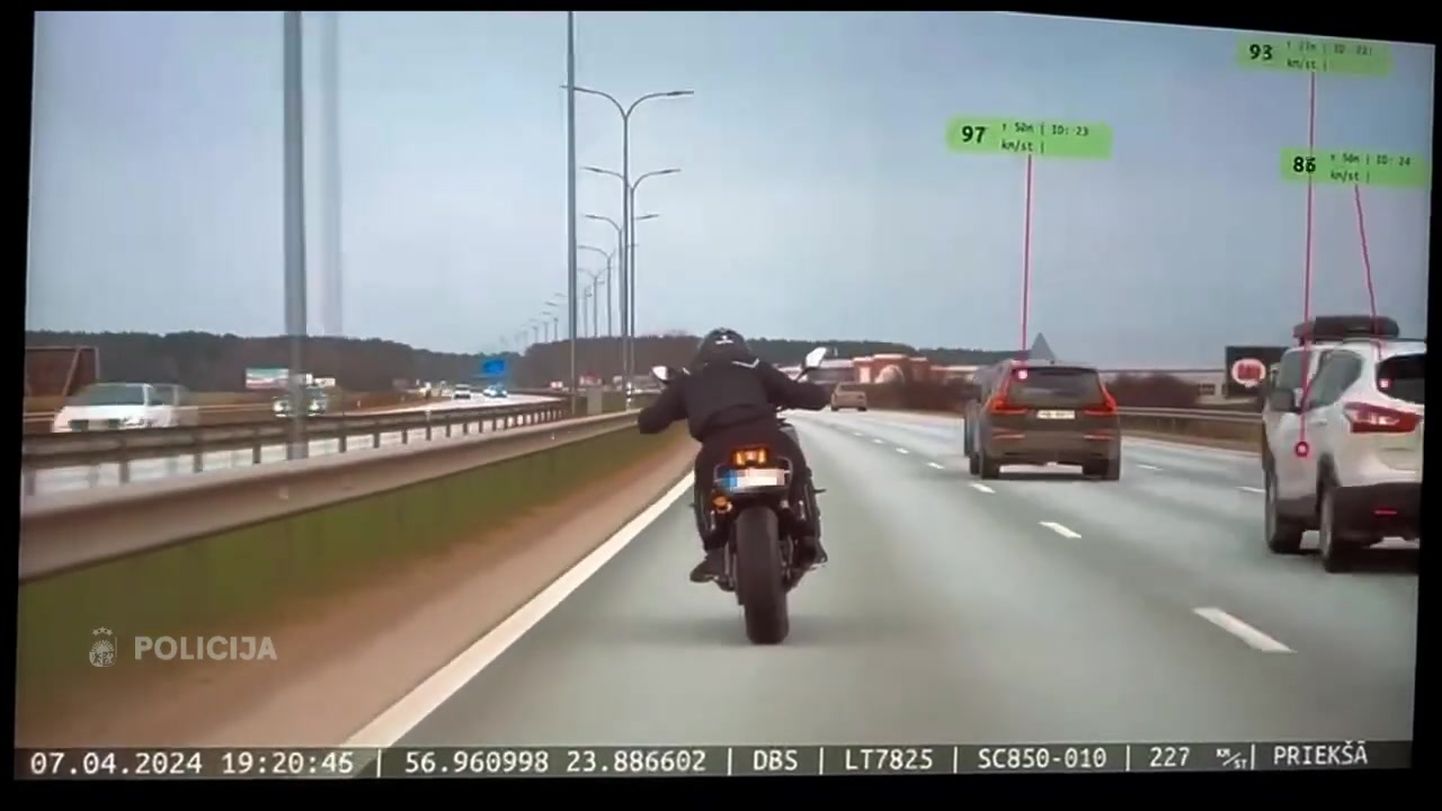 Bēg ar 200 km/h lielu ātrumu un piedzīvo sadursmi. Policija Rīgā aptur motociklistu.