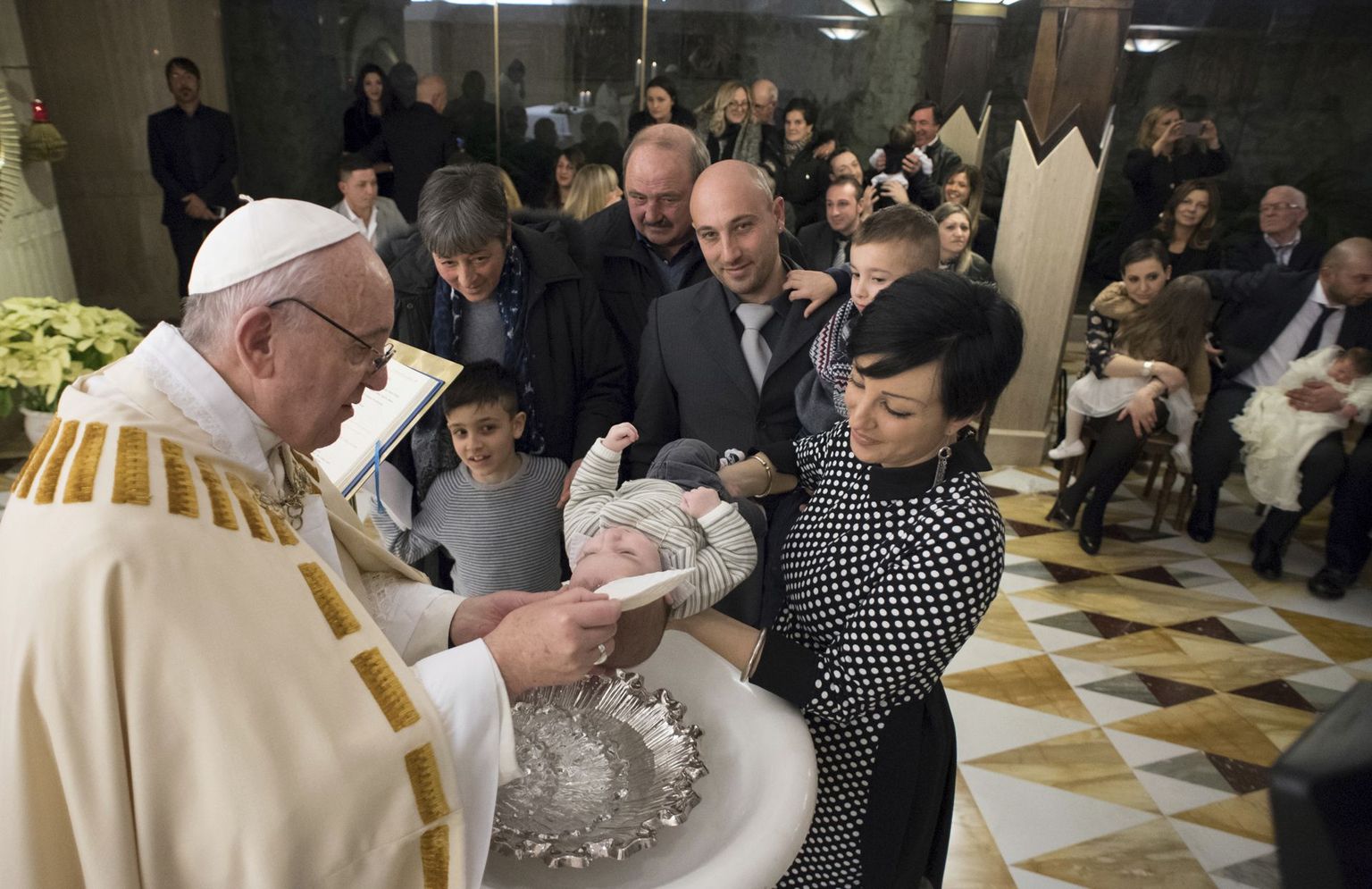 Paavst Franciscus 14. jaanuaril Püha Marta kabelis ristimisel.