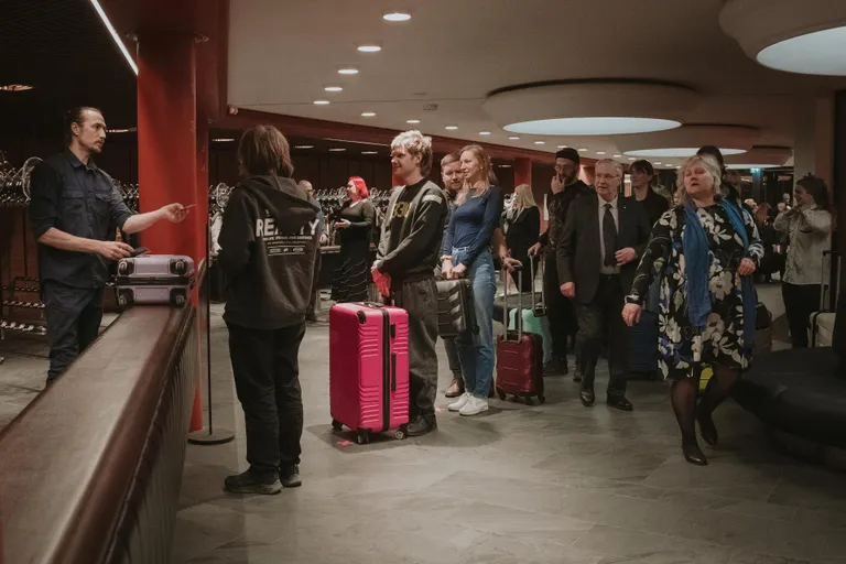Väikelavastus "Parasiit" poogib end suure teatrimasina külge ja sisse, leides nii võimalusi, kuidas toimivas masinavärgis iseseisvalt eksisteerida ning omatahtsi toimetada.