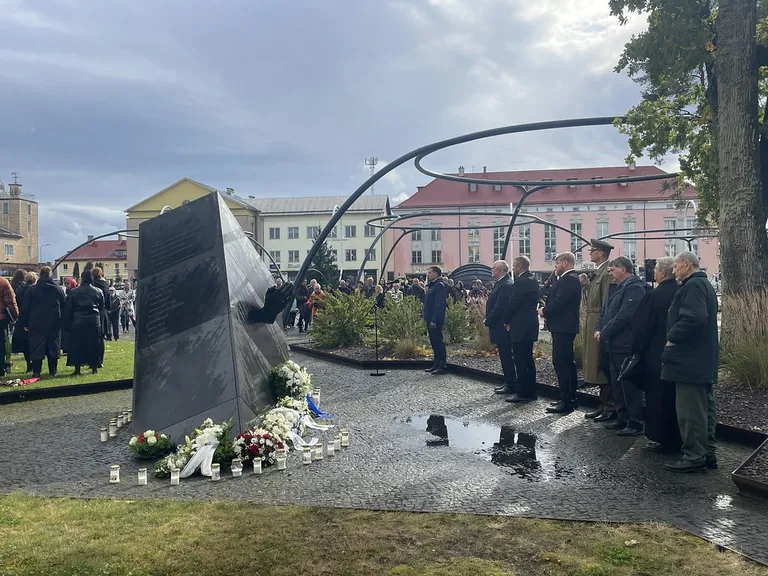 Памятник скульптора Мати Кармина с именами 17 жителей Выру, погибших на «Эстонии».