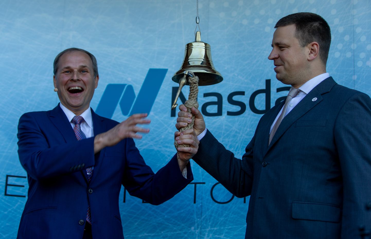 Möödunud aastal läks Tallinna Sadam ka börsile. Vasakul Tallinna Sadama juht Valdo Kalm ja paremal peaminister Jüri Ratas.