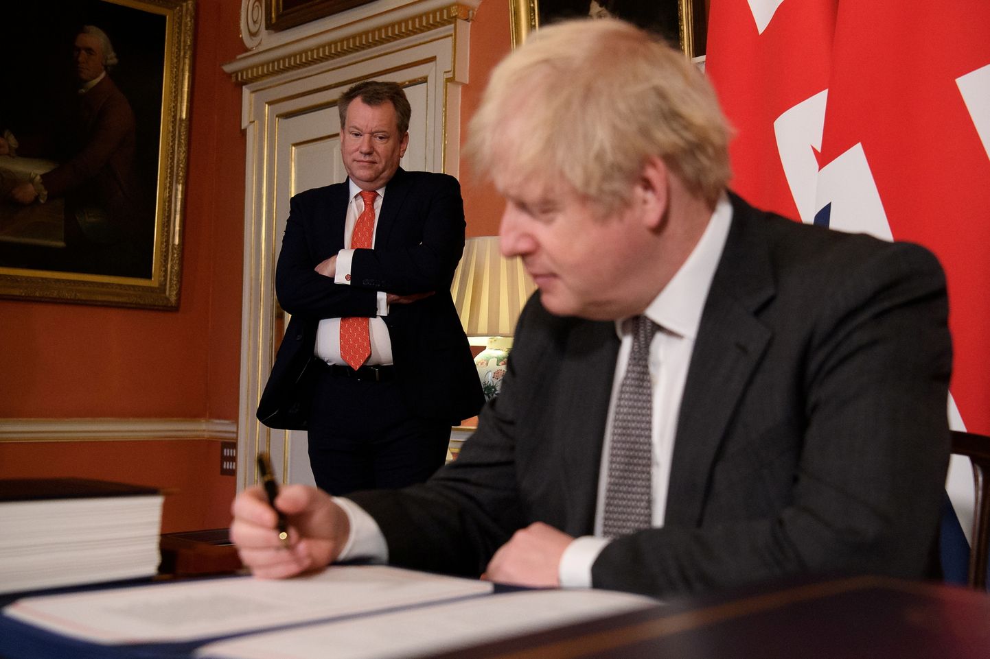 Esiplaanil Boris Johnson allakirjutamas Suurbritannia lahkumisele EList, tagaplaanil David Frost.