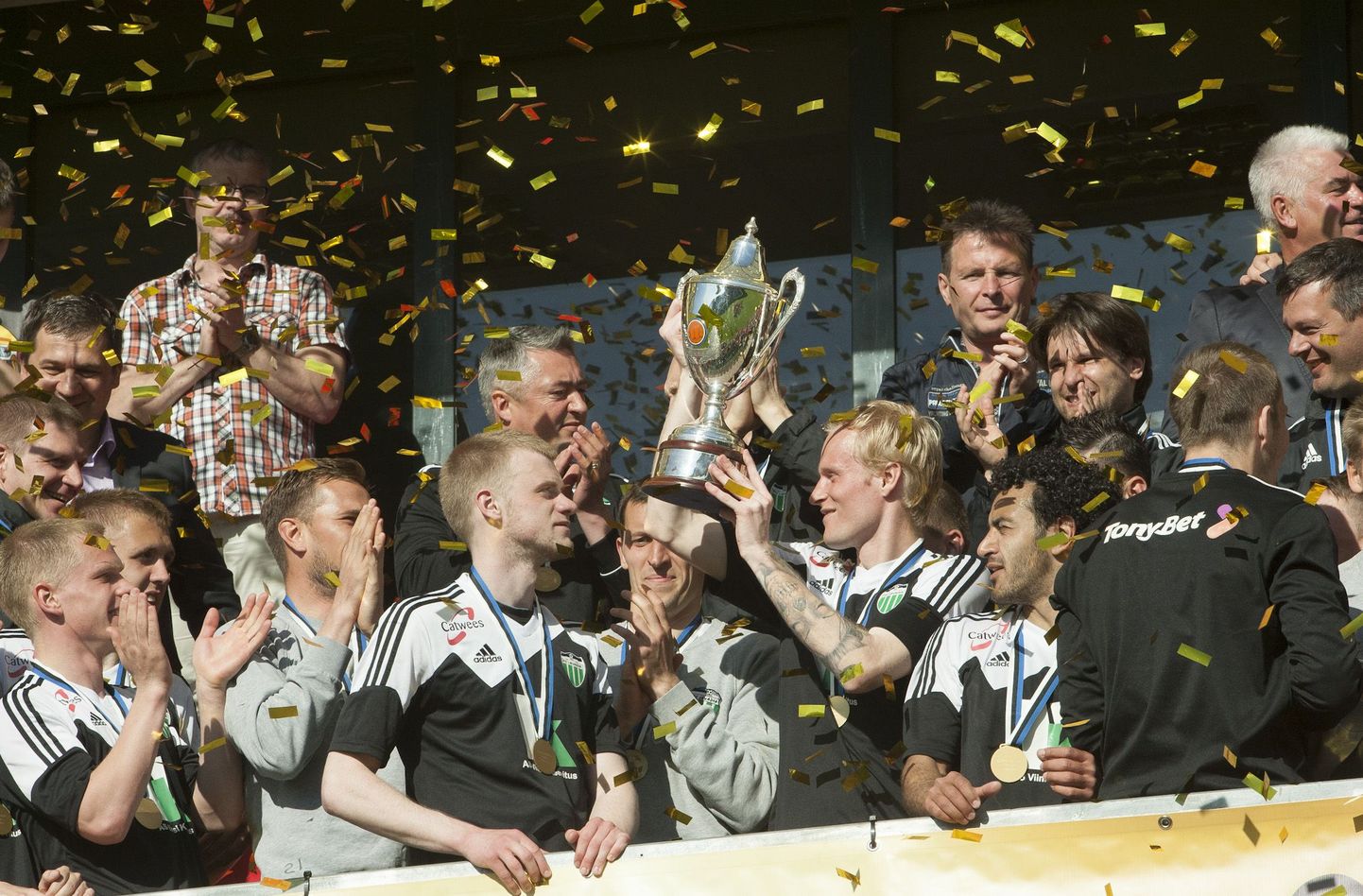 Jalgpalli Eesti karikavõitjaks tuli Tallinna Levadia, kes võitis finaalis 4:0 Tartu Santost.