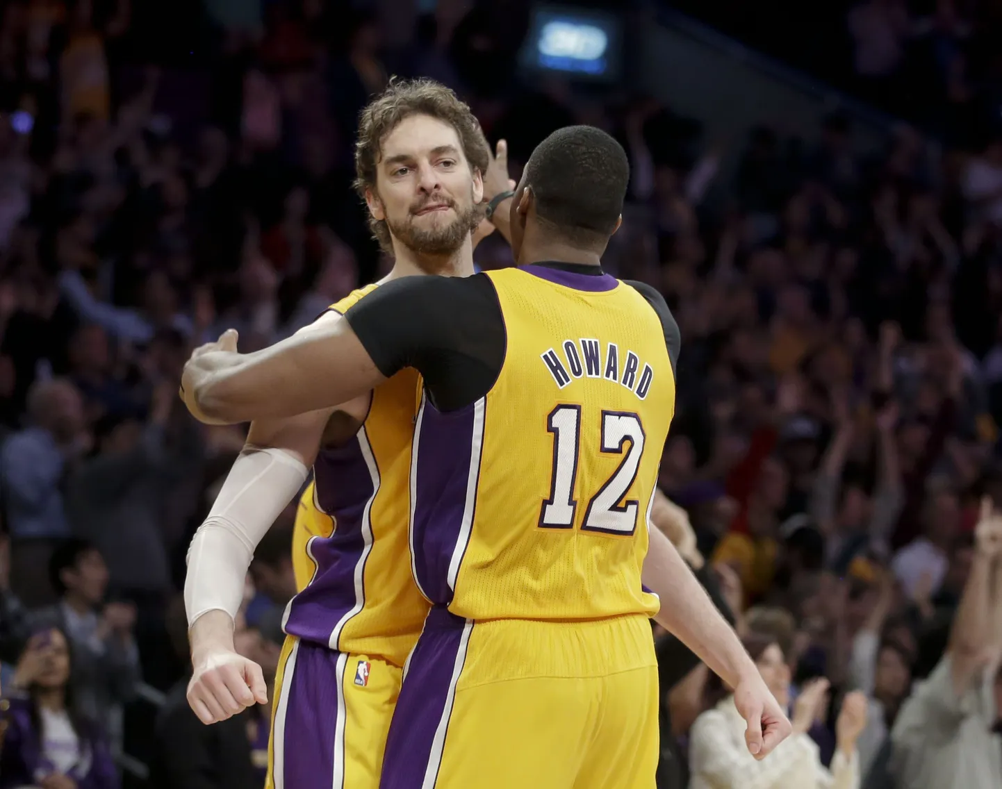 Pau Gasol rõõmustab koos meeskonnakaaslase Dwight Howardiga võidu üle.