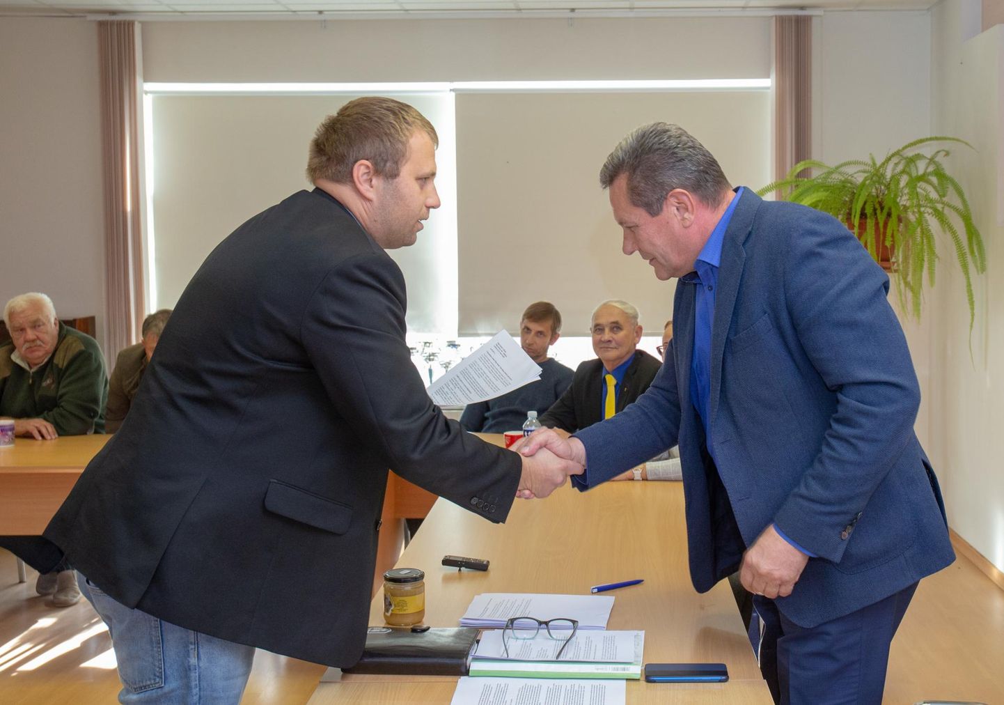 Pärast umbusaldusavalduse ettelugemist surus volikogu liige Siim Avi volikogu esimehel Arnold Pastakul kätt ning andis dokumendi üle.