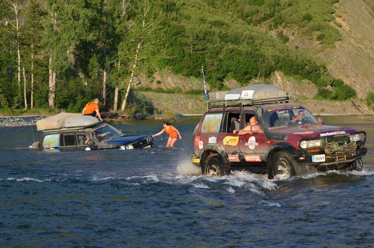 Autoga koos uppumise ohust pääseti tänu kiirelt appi tõtanud reisikaaslastele.