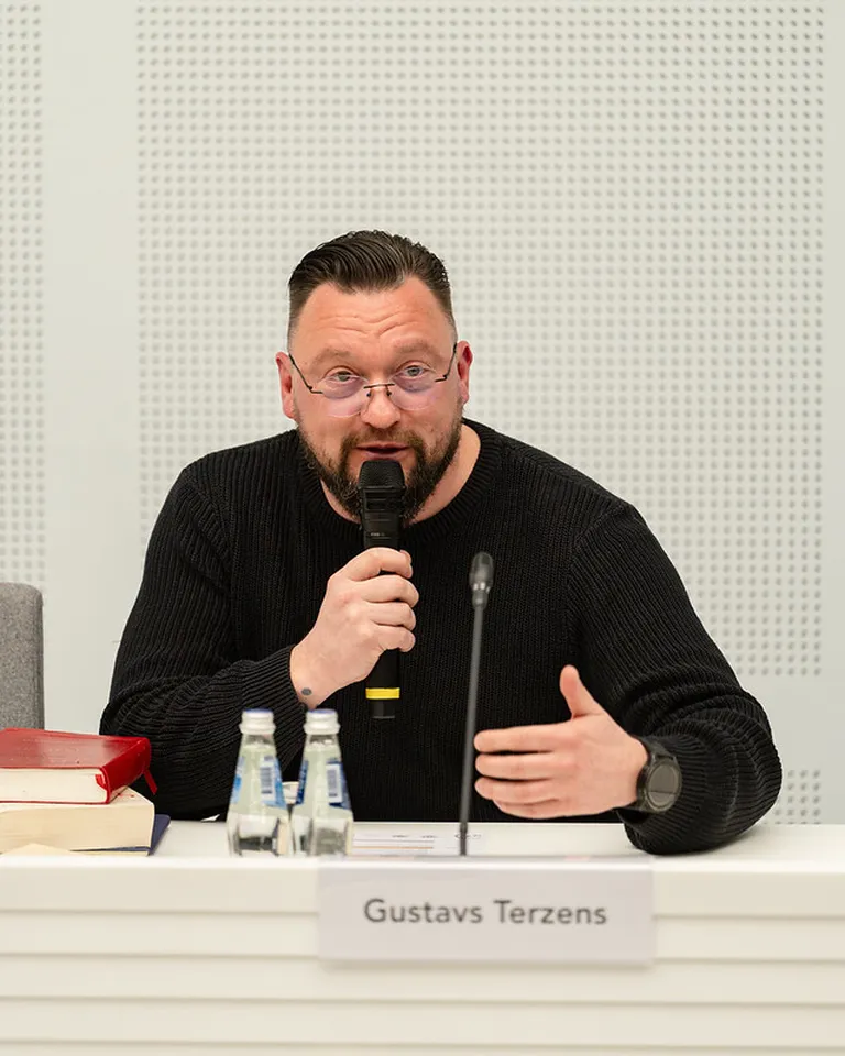 Konferences tematiskās sadaļas "Nākotnes sabiedrība – lasu, tātad esmu" moderators, Latvijas Radio 1 žurnālists Gustavs Terzens.