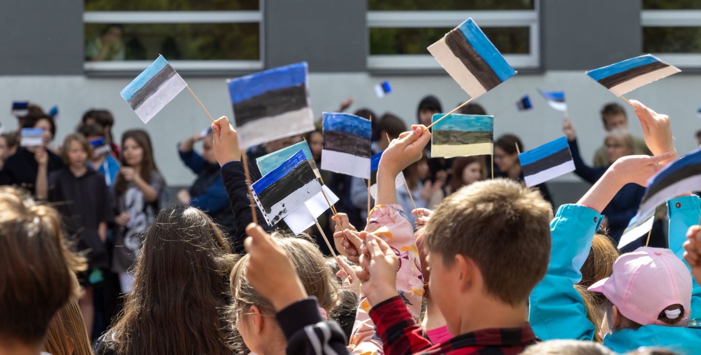 Puškini kooli lapsed tähistasid juuni alguses Eesti lipu päeva ja eestikeelsele õppele üleminekut. Kaks aastat tagasi oli viimase suhtes suur vastuseis. Direktor Alina Braziulene sõnul on kooli meelsus tohutult muutunud.